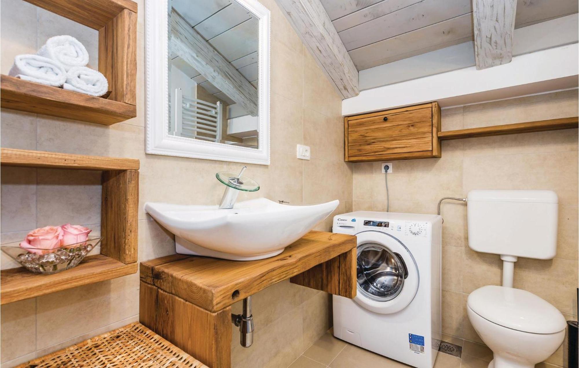 Stunning Home In Jurdani With Wifi Mucici Ngoại thất bức ảnh