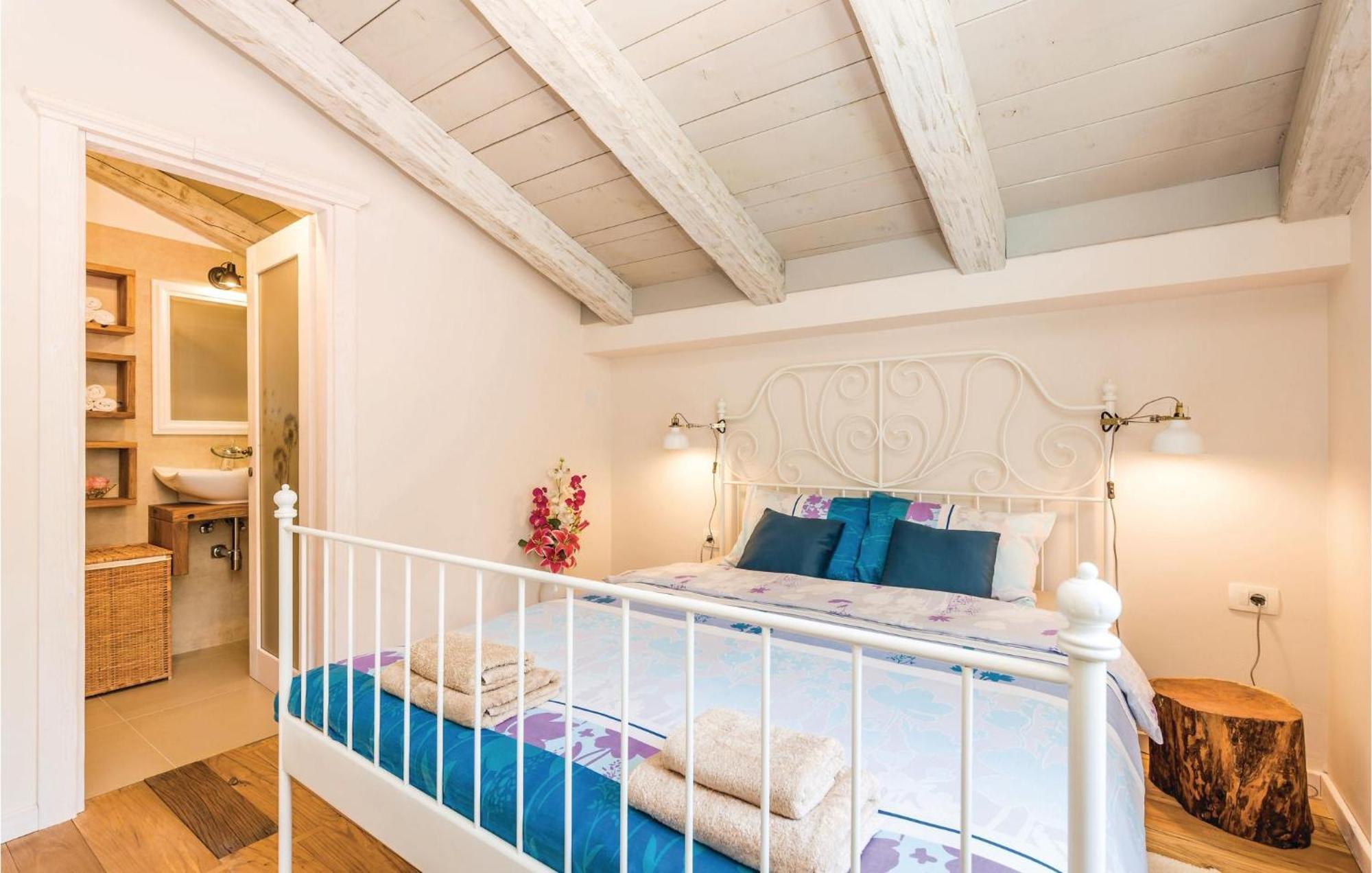 Stunning Home In Jurdani With Wifi Mucici Ngoại thất bức ảnh